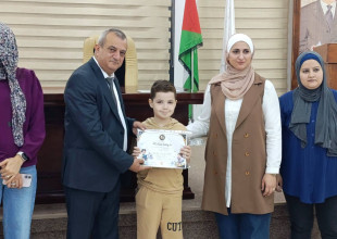 بلدية طولكرم تنظم معرض تدوير وتكرم أطفاله