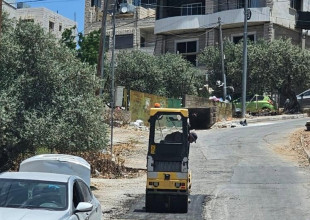 تواصل طواقم بلدية بيت جالا تنفيذ أعمال التراقيع في عدد من شوارع المدينة.
