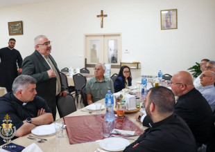 رئيس بلدية بيت جالا يزور المعهد الإكليريكي لتعزيز التعاون والشراكة.