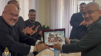 رئيس بلدية بيت جالا يزور المعهد الإكليريكي لتعزيز التعاون والشراكة.