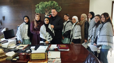 Salfit Mayor receives a delegation of Spanish school students to support the campaign to boycott Israeli products