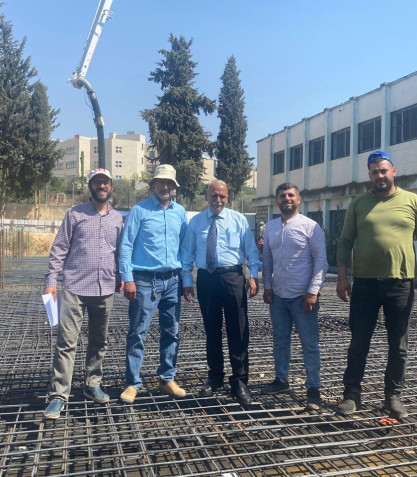 The mayor's participation in the pouring works of the basement floor node of the book warehouse building