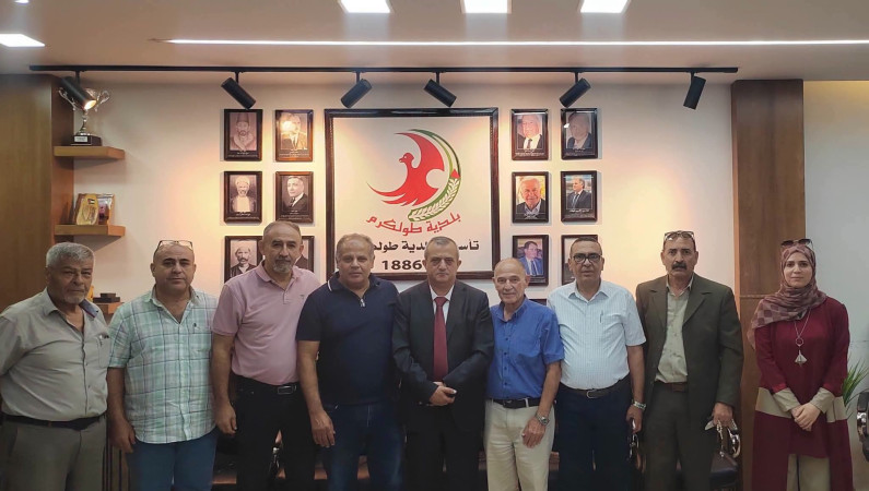 بلدية طولكرم تبحث مع جمعية التطوير الاقتصادي والاجتماعي آفاق التعاون لخدمة المجتمع