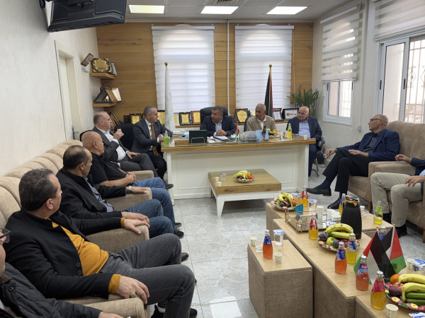 بلدية بيت أولا تستضيف محافظ الخليل ورؤساء الغرف التجارية