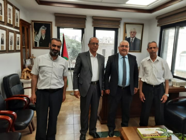 رئيس بلدية بيت جالا يستقبل  وفداً من شركة بيت جالا لصناعة الأدوية.