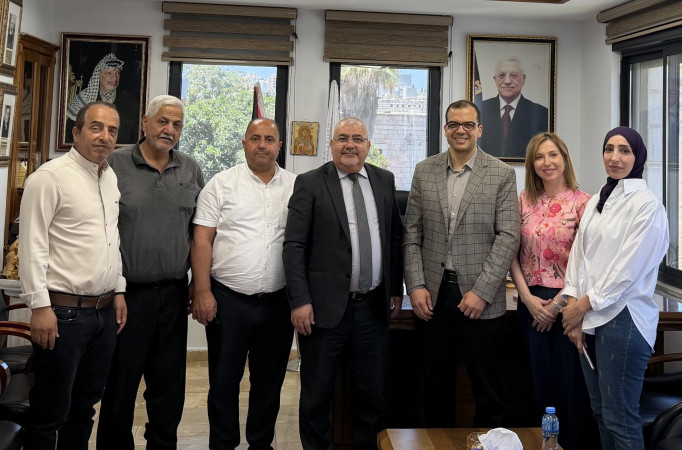 بلدية بيت جالا تبحث مع الأونروا والشركاء تطوير البنية التحتية وتحسين الخدمات في المخيمات.