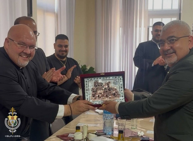 رئيس بلدية بيت جالا يزور المعهد الإكليريكي لتعزيز التعاون والشراكة.