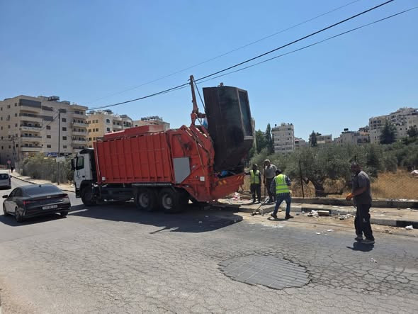 استجابة سريعة للحفاظ على نظافة بيت جالا&hellip; شاحنات من الخليل تساند جهود البلدية.
