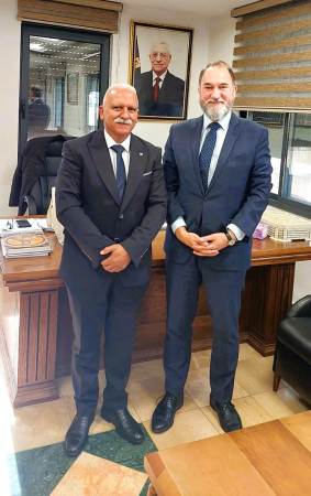 سعادة رئيس بلدية بيت جالا السيد عيسى القسيس يستقبل القنصل اليوناني السيد ديميتريوس انجيلوسوبولس في دار البلدية